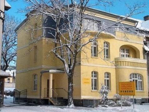 Pensjonat - Restauracja Zolty Domek Szczecinek Buitenkant foto