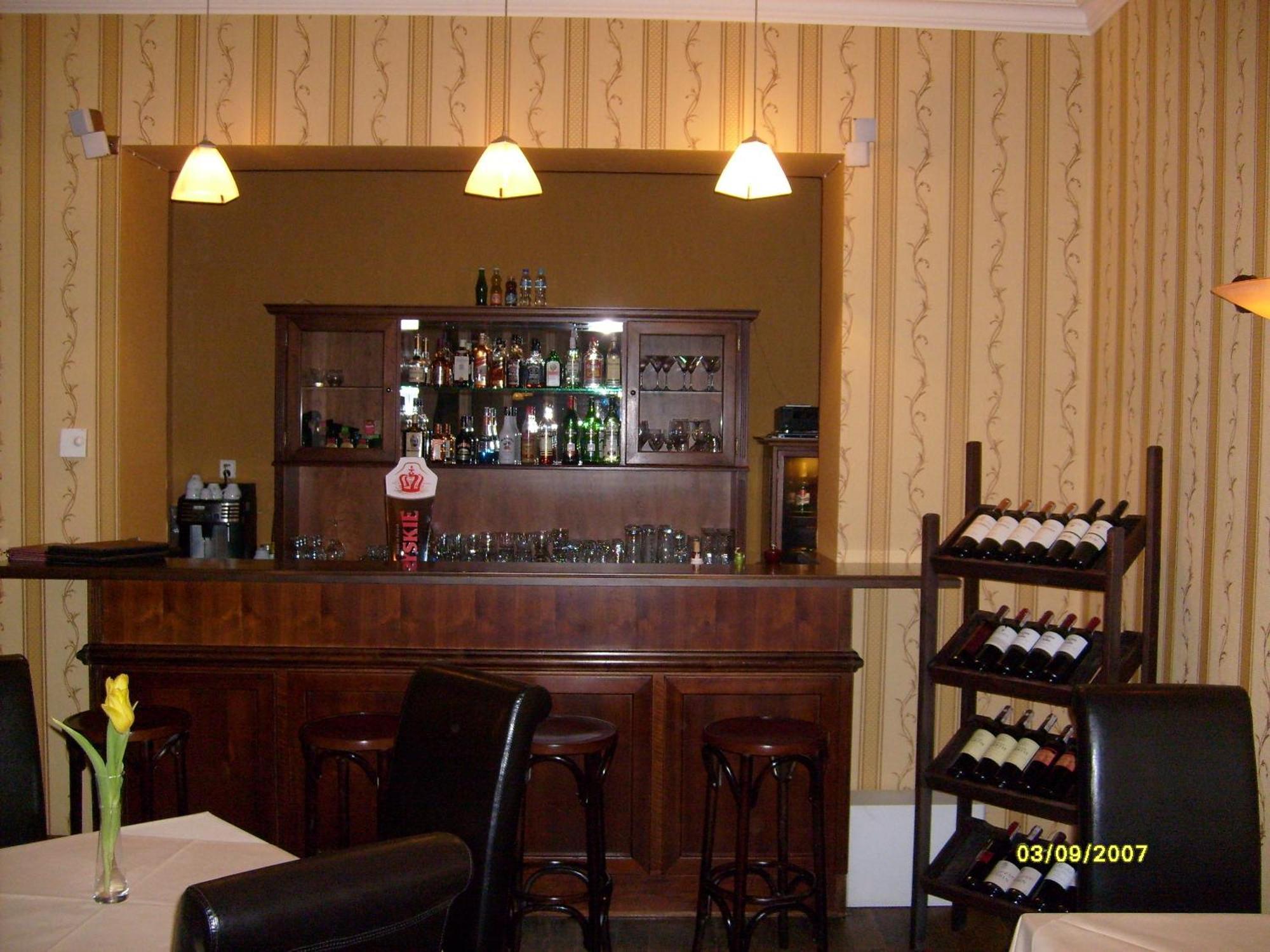 Pensjonat - Restauracja Zolty Domek Szczecinek Buitenkant foto
