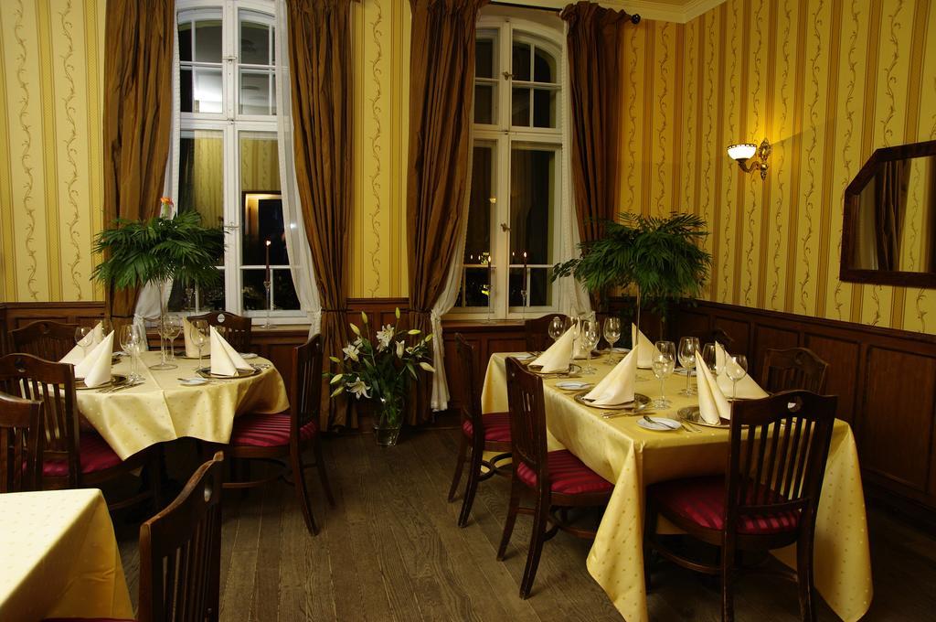 Pensjonat - Restauracja Zolty Domek Szczecinek Buitenkant foto
